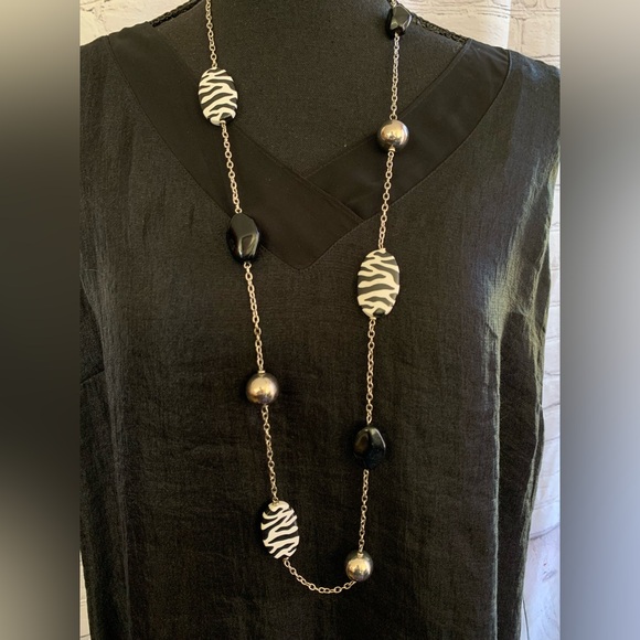 Black and White Zebra Print Lucite Beads Necklace - Picture 4 of 4